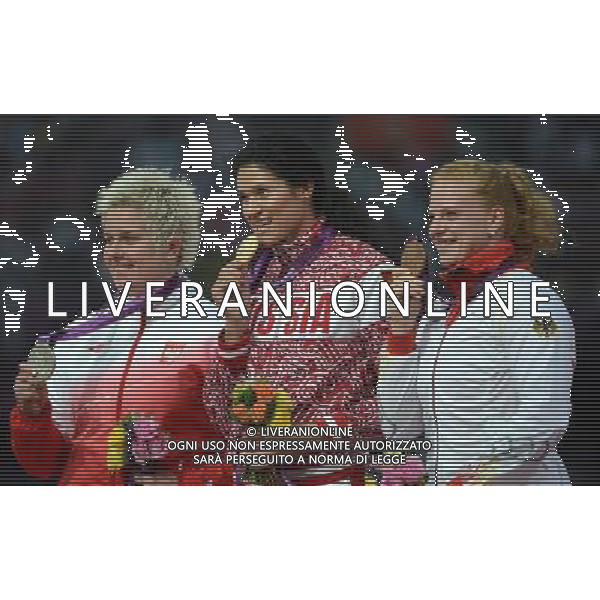 (120811) -- LONDON, Aug. 11, 2012 () -- Gold medalist Tatyana Lysenko (C) of Russia, silver medalist Anita Wlodarczyk (L) of Poland, bronze medalist Betty Heidler of Germany pose at awarding ceremony of women\'s hammer throw final at London 2012 Olympic Games, London, Britain, Aug. 11, 2012.(/Wang Jianhua)(zgp) ITALY ONLY - GIOCHI OLIMPICI, OLIMPIADI LONDRA 2012