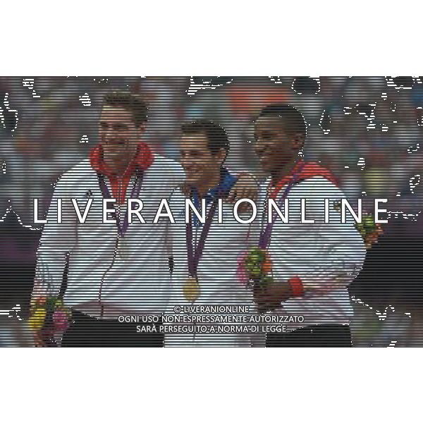 (120811) -- LONDON, Aug. 11, 2012 () -- Gold medalist Renaud Lavillenie (C) of France, silver medalist Bjorn Otto (L) of Germany, bronze medalist Raphael Holzdeppe of Germany pose at awarding ceremony of men\'s pole vault at London 2012 Olympic Games, London, Britain, Aug. 11, 2012. (/Wang Jianhua)(zgp) ITALY ONLY - GIOCHI OLIMPICI, OLIMPIADI LONDRA 2012