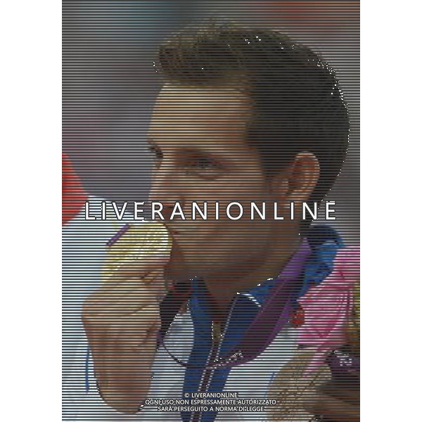(120811) -- LONDON, Aug. 11, 2012 () -- Gold medalist Renaud Lavillenie of France kisses gold medal at awarding ceremony of men\'s pole vault at London 2012 Olympic Games, London, Britain, Aug. 11, 2012. Renaud Lavillenie won gold medal with a new Olympic record of 5.97 meters. (/Wang Jianhua)(zgp) ITALY ONLY - GIOCHI OLIMPICI, OLIMPIADI LONDRA 2012