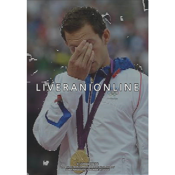(120811) -- LONDON, Aug. 11, 2012 () -- Gold medalist Renaud Lavillenie of France reacts at awarding ceremony of men\'s pole vault at London 2012 Olympic Games, London, Britain, Aug. 11, 2012. Renaud Lavillenie won gold medal with a new Olympic record of 5.97 meters. (/Wang Jianhua)(zgp) ITALY ONLY - GIOCHI OLIMPICI, OLIMPIADI LONDRA 2012