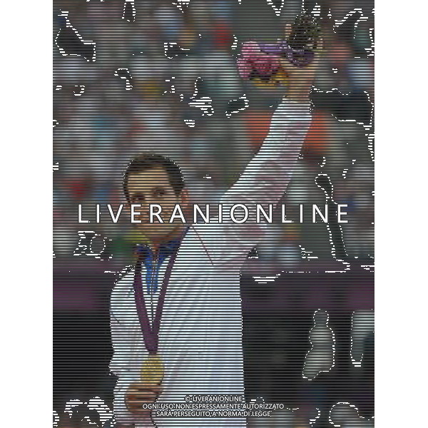 (120811) -- LONDON, Aug. 11, 2012 () -- Gold medalist Renaud Lavillenie of France poses at awarding ceremony of men\'s pole vault at London 2012 Olympic Games, London, Britain, Aug. 11, 2012. Renaud Lavillenie won gold medal with a new Olympic record of 5.97 meters. (/Wang Jianhua)(zgp) ITALY ONLY - GIOCHI OLIMPICI, OLIMPIADI LONDRA 2012