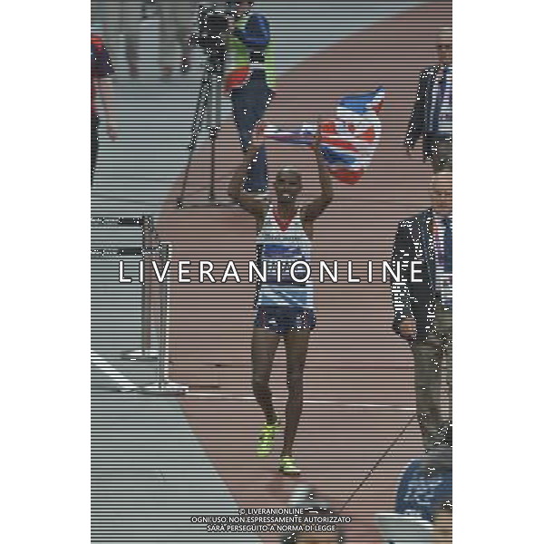 Mo Farrah (GB) celebrates after winning the men\'s 5000m. Olympic Stadium, Olympic Park, Stratford. London ©PHOTOSHOT/Agenzia Aldo Liverani Sas - ITALY ONLY - GIOCHI OLIMPICI, OLIMPIADI LONDRA 2012
