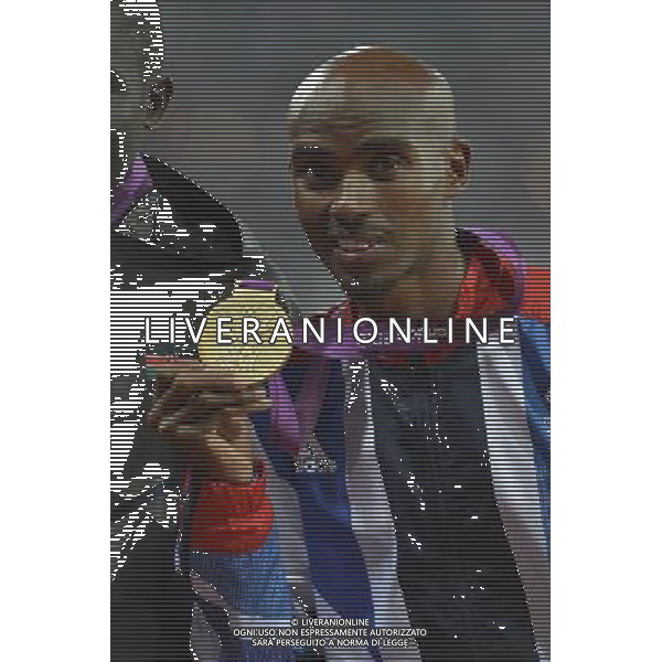 Mo Farrah (GB) with his Gold medal after winning the men\'s 5000m. Olympic Stadium, Olympic Park, Stratford. London ©PHOTOSHOT/Agenzia Aldo Liverani Sas - ITALY ONLY - GIOCHI OLIMPICI, OLIMPIADI LONDRA 2012