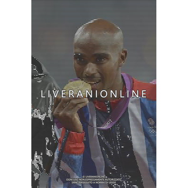 Mo Farrah (GB) with his Gold medal after winning the men\'s 5000m. Olympic Stadium, Olympic Park, Stratford. London ©PHOTOSHOT/Agenzia Aldo Liverani Sas - ITALY ONLY - GIOCHI OLIMPICI, OLIMPIADI LONDRA 2012