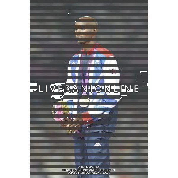 Mo Farrah (GB) with his Gold medal after winning the men\'s 5000m. Olympic Stadium, Olympic Park, Stratford. London ©PHOTOSHOT/Agenzia Aldo Liverani Sas - ITALY ONLY - GIOCHI OLIMPICI, OLIMPIADI LONDRA 2012