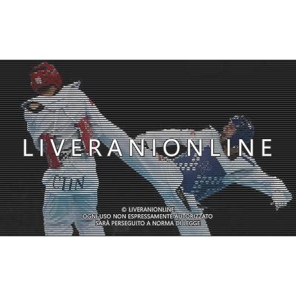 (120811) -- LONDON, Aug. 11, 2012 () -- Liu Xiaobo of China (in red) competes with Carlo Molfetta of Italy during men\'s taekwondo +80kg quarterfinal match, at London 2012 Olympic Games in London, Britain, on August 11, 2012. Carlo Molfetta of Italy won. (/Wang Lili) (nxl) ©PHOTOSHOT/Agenzia Aldo Liverani Sas - ITALY ONLY - GIOCHI OLIMPICI, OLIMPIADI LONDRA 2012