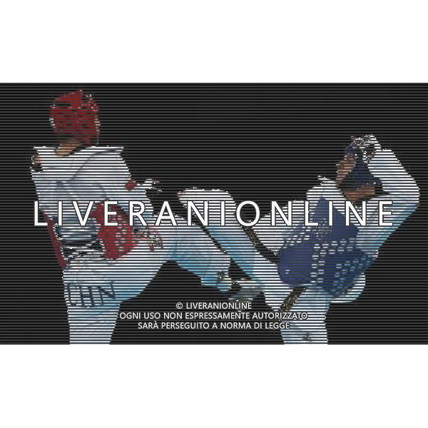 (120811) -- LONDON, Aug. 11, 2012 () -- Liu Xiaobo of China (in red) competes with Carlo Molfetta of Italy during men\'s taekwondo +80kg quarterfinal match, at London 2012 Olympic Games in London, Britain, on August 11, 2012. Carlo Molfetta of Italy won. (/Wang Lili) (nxl) ©PHOTOSHOT/Agenzia Aldo Liverani Sas - ITALY ONLY - GIOCHI OLIMPICI, OLIMPIADI LONDRA 2012