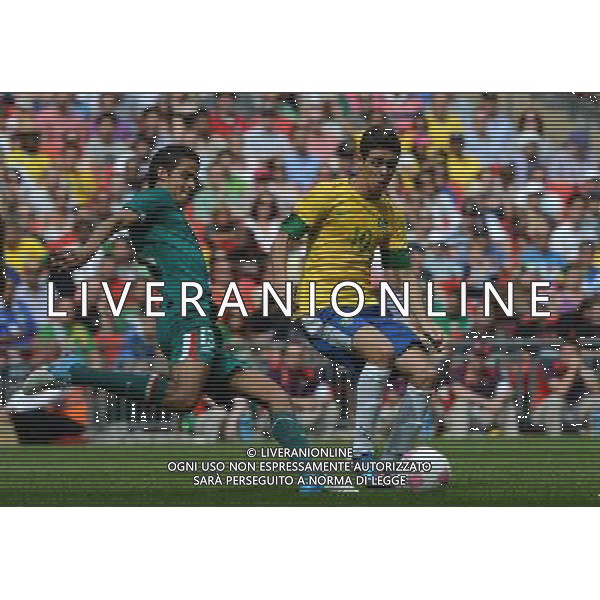 (120811) -- LONDON, Aug. 11, 2012 () -- Oscar Dos Santos Emboaba Junior (R) of Brazil and Diego Reyes of Mexico vie for the ball during men\'s football gold medal match between Brazil and Mexico, at London 2012 Olympic Games in London, Britain, on August 11, 2012. Mexico won the match 2-1 and won gold medal. (/Li Gang) (zgp) ©PHOTOSHOT/Agenzia Aldo Liverani Sas - ITALY ONLY - GIOCHI OLIMPICI, OLIMPIADI LONDRA 2012
