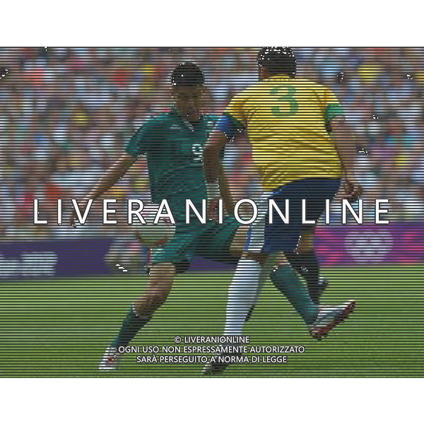 (120811) -- LONDON, Aug. 11, 2012 () -- Oribe Peralta (L) of Mexico vies for the ball during men\'s football gold medal match between Brazil and Mexico, at London 2012 Olympic Games in London, Britain, on August 11, 2012. Mexico won the match 2-1 and won gold medal. (/Gong Lei) (zgp) ©PHOTOSHOT/Agenzia Aldo Liverani Sas - ITALY ONLY - GIOCHI OLIMPICI, OLIMPIADI LONDRA 2012
