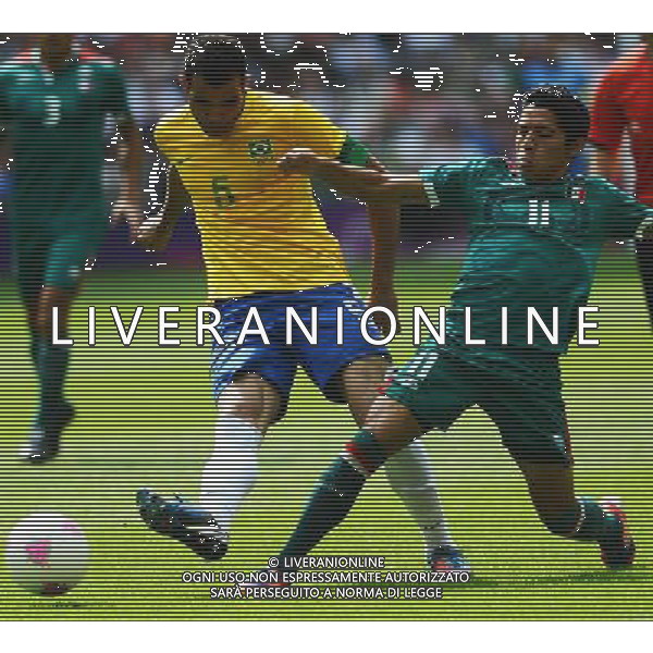(120811) -- LONDON, Aug. 11, 2012 () -- Javier Aquino (R) of Mexico vies for the ball during men\'s football gold medal match between Brazil and Mexico, at London 2012 Olympic Games in London, Britain, on August 11, 2012. Mexico won the match 2-1 and won gold medal. (/Wu Xiaoling) (zgp) ©PHOTOSHOT/Agenzia Aldo Liverani Sas - ITALY ONLY - GIOCHI OLIMPICI, OLIMPIADI LONDRA 2012