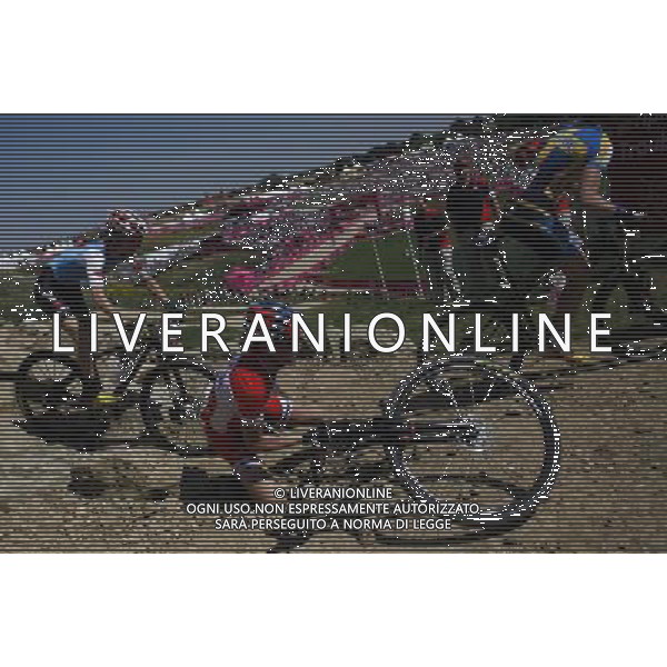 (120811) -- LONDON, Aug. 11, 2012 () -- Gunn-Rita Dahle Flesjaa of Norway falls down during women\'s Cross-country competition of Cycling Mountain Bike event, at London 2012 Olympic Games in London, Britain, on August 11, 2012. (/Wang Shen) (nxl) ©PHOTOSHOT/Agenzia Aldo Liverani Sas - ITALY ONLY - GIOCHI OLIMPICI, OLIMPIADI LONDRA 2012