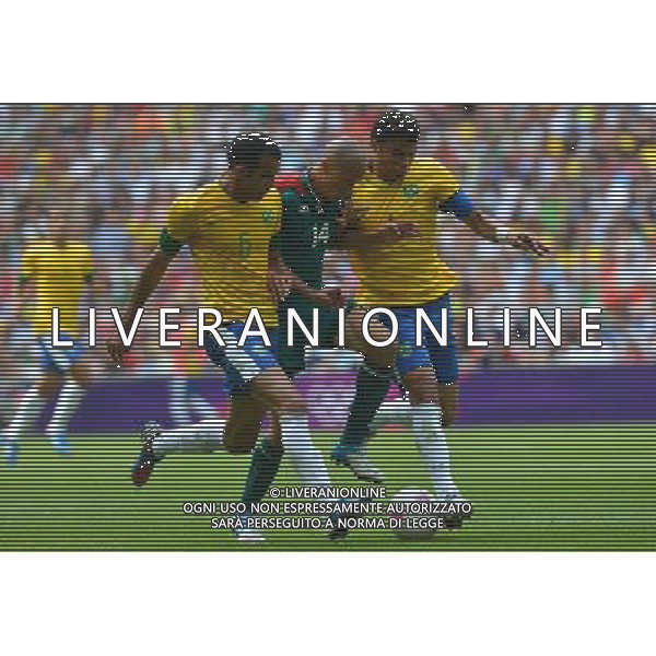(120811) -- LONDON, Aug. 11, 2012 () -- Sandro (L) of Brazil and Jorge Enriquez (C) of Mexico vie for the ball during men\'s football gold medal match between Brazil and Mexico, at London 2012 Olympic Games in London, Britain, on August 11, 2012. (/Gong Lei) (zgp) ©PHOTOSHOT/Agenzia Aldo Liverani Sas - ITALY ONLY - GIOCHI OLIMPICI, OLIMPIADI LONDRA 2012