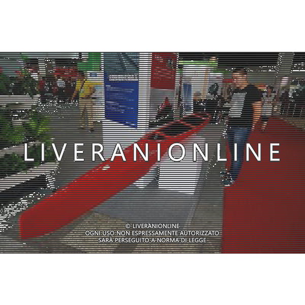 (120811) -- HANGZHOU, Aug. 11, 2012 () -- A visitor views a racing boat which is used in the London Olympic Games at the 2012 China Hangzhou Industrial Design Expo in Hangzhou, east China\'s Zhejiang Province, Aug. 11, 2012. (/Long Wei) (llp) ©PHOTOSHOT/Agenzia Aldo Liverani Sas - ITALY ONLY - GIOCHI OLIMPICI, OLIMPIADI LONDRA 2012