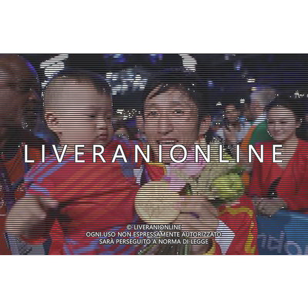 (120811) -- LONDON, Aug. 11, 2012 () -- Gold medalist Zhou Shiming of China holds his son during victory ceremony of men\'s boxing light fly (49kg) competition, at London 2012 Olympic Games in London, Britain, on August 11, 2012. (/Wang Shen) (nxl) ©PHOTOSHOT/Agenzia Aldo Liverani Sas - ITALY ONLY - GIOCHI OLIMPICI, OLIMPIADI LONDRA 2012