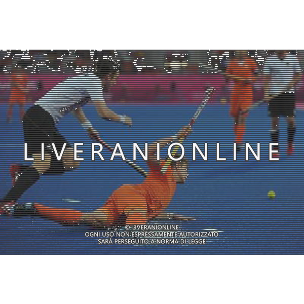 (120811) -- LONDON, Aug. 11, 2012 () -- Sander de Wijn of the Netherlands (front) dives for the ball during the gold medal match of men\'s Hockey between the Netherlands and Germany at London 2012 Olympic Games, London, Britain, Aug. 11, 2012. (/Wang Yuguo) ©PHOTOSHOT/Agenzia Aldo Liverani Sas - ITALY ONLY - GIOCHI OLIMPICI, OLIMPIADI LONDRA 2012