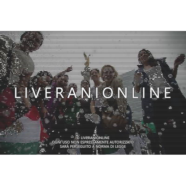 (120812) -- MEXICO CITY, Aug. 12, 2012 () -- People celebrate Mexico\'s victory over Brazil in the men\'s soccer gold medal match of the London 2012 Olympic Games, at the Independence Angel Monument in Mexico City, capital of Mexico, on Aug. 11, 2012. (/Pedro Mera) (pm) (tm) ©PHOTOSHOT/Agenzia Aldo Liverani Sas - ITALY ONLY - GIOCHI OLIMPICI, OLIMPIADI LONDRA 2012