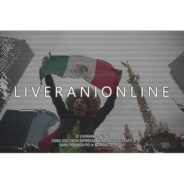 (120812) -- MEXICO CITY, Aug. 12, 2012 () -- People celebrate Mexico\'s victory over Brazil in the men\'s soccer gold medal match of the London 2012 Olympic Games, at the Independence Angel Monument in Mexico City, capital of Mexico, on Aug. 11, 2012. (/Pedro Mera) (pm) (tm) ©PHOTOSHOT/Agenzia Aldo Liverani Sas - ITALY ONLY - GIOCHI OLIMPICI, OLIMPIADI LONDRA 2012