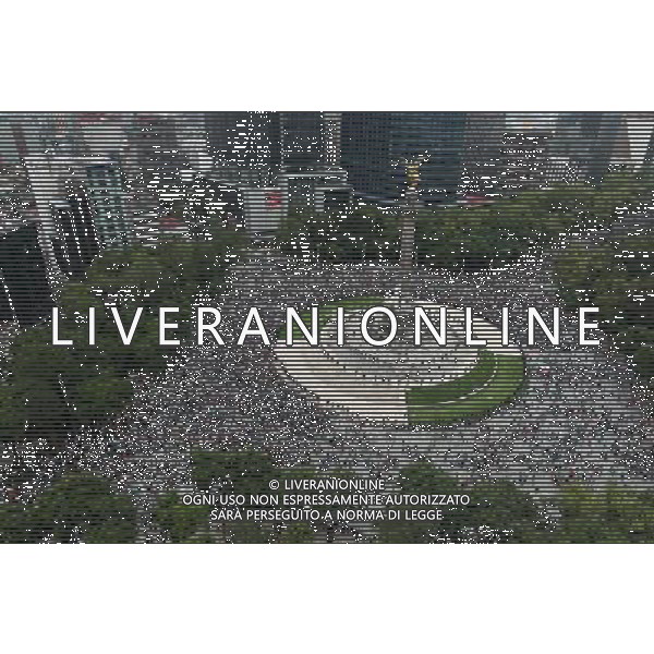 (120812) -- MEXICO CITY, Aug. 12, 2012 () -- People celebrate Mexico\'s victory over Brazil in the men\'s soccer gold medal match of the London 2012 Olympic Games, at the Independence Angel Monument in Mexico City, capital of Mexico, on Aug. 11, 2012. (/Str) (tm) ©PHOTOSHOT/Agenzia Aldo Liverani Sas - ITALY ONLY - GIOCHI OLIMPICI, OLIMPIADI LONDRA 2012