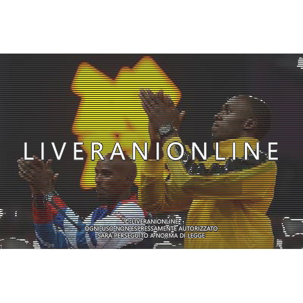 (120811) -- LONDON, Aug. 11, 2012 () -- Mohamed Farah (L) of Britain and Usain Bolt of Jamaica imitate each other during the break of awarding ceremony at London 2012 Olympic Games, London, Britain, Aug. 11, 2012. (/Wang Jianhua)(zgp) ©PHOTOSHOT/Agenzia Aldo Liverani Sas - ITALY ONLY - GIOCHI OLIMPICI, OLIMPIADI LONDRA 2012