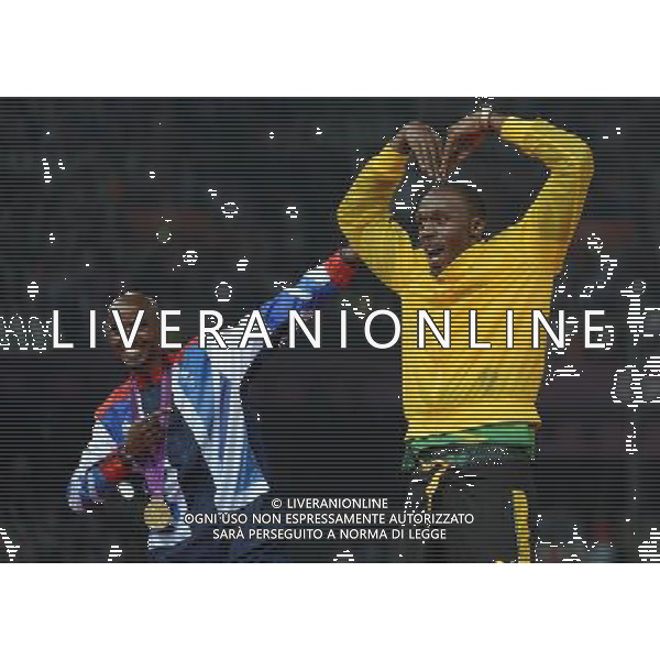 (120811) -- LONDON, Aug. 11, 2012 () -- Mohamed Farah (L) of Britain and Usain Bolt of Jamaica imitate each other during the break of awarding ceremony at London 2012 Olympic Games, London, Britain, Aug. 11, 2012. (/Wang Jianhua)(zgp) ©PHOTOSHOT/Agenzia Aldo Liverani Sas - ITALY ONLY - GIOCHI OLIMPICI, OLIMPIADI LONDRA 2012