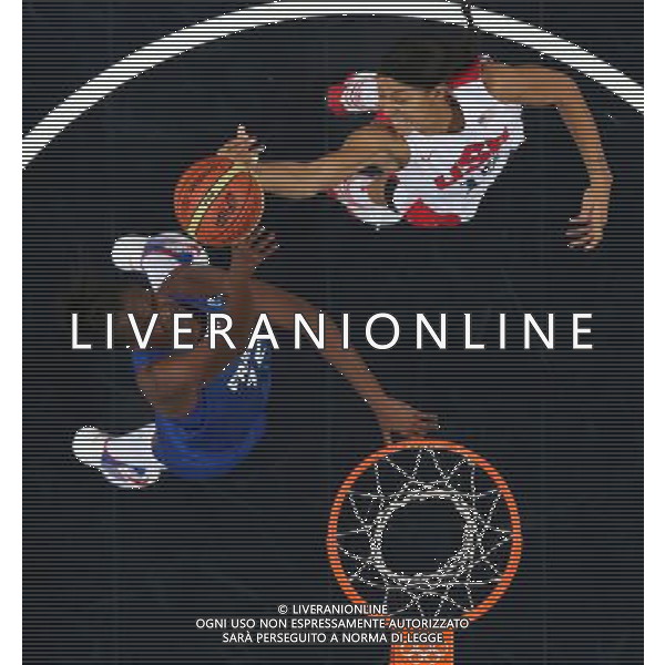 (120811) -- LONDON, Aug. 11, 2012 () -- Candace Parker (R) of the United States is challenged during the women\'s basketball gold medal match between the United States and France at London 2012 Olympic Games, London, Britain, Aug. 11, 2012. The United States won the gold medal of the event. (/Meng Yongmin) ©PHOTOSHOT/Agenzia Aldo Liverani Sas - ITALY ONLY - GIOCHI OLIMPICI, OLIMPIADI LONDRA 2012