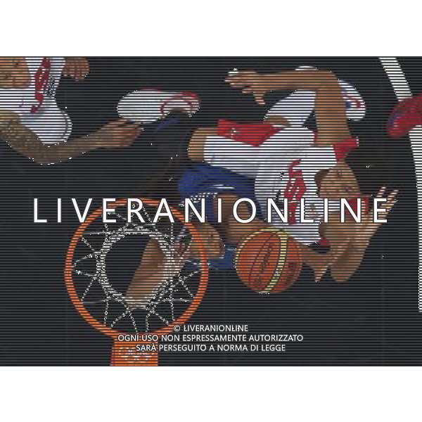 (120811) -- LONDON, Aug. 11, 2012 () -- Candace Parker (R) of the United States vies for the ball during the women\'s basketball gold medal match between the United States and France at London 2012 Olympic Games, London, Britain, Aug. 11, 2012. The United States won the gold medal of the event. (/Meng Yongmin) ©PHOTOSHOT/Agenzia Aldo Liverani Sas - ITALY ONLY - GIOCHI OLIMPICI, OLIMPIADI LONDRA 2012