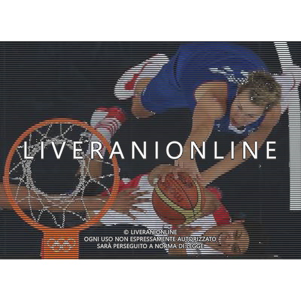 (120811) -- LONDON, Aug. 11, 2012 () -- Candace Parker (bottom) of the United States puts up a shot during the women\'s basketball gold medal match between the United States and France at London 2012 Olympic Games, London, Britain, Aug. 11, 2012. The United States won the gold medal of the event. (/Meng Yongmin) ©PHOTOSHOT/Agenzia Aldo Liverani Sas - ITALY ONLY - GIOCHI OLIMPICI, OLIMPIADI LONDRA 2012