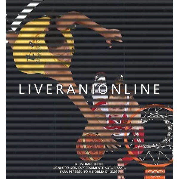 (120811) -- LONDON, Aug. 11, 2012 () -- Elizabeth Cambage of Australia (L) vies for the ball during the women\'s basketball bronze medal match between Russia and Australia at London 2012 Olympic Games, London, Britain, Aug. 11, 2012. Australia won the bronze medal of the event. (/Meng Yongmin) ©PHOTOSHOT/Agenzia Aldo Liverani Sas - ITALY ONLY - GIOCHI OLIMPICI, OLIMPIADI LONDRA 2012