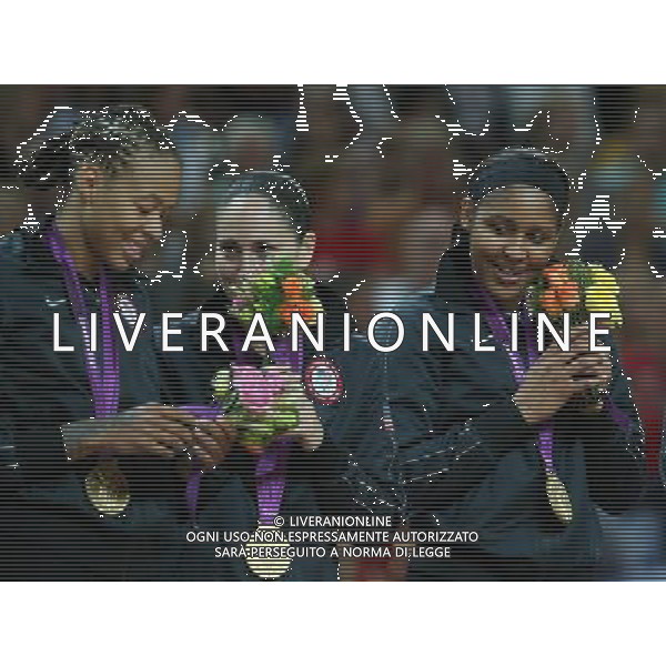 (120811) -- LONDON, Aug. 11, 2012 () -- Gold medalists players of the United States celebrate at the awarding ceremony of women\'s basketball at London 2012 Olympic Games, London, Britain, Aug. 11, 2012. (/Meng Yongmin) ©PHOTOSHOT/Agenzia Aldo Liverani Sas - ITALY ONLY - GIOCHI OLIMPICI, OLIMPIADI LONDRA 2012