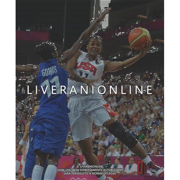 (120811) -- LONDON, Aug. 11, 2012 () --Swin Cash (R) of the United States is challenged during the women\'s basketball gold medal match between the United States and France at London 2012 Olympic Games, London, Britain, Aug. 11, 2012. The United States won the gold medal of the event. (/Cheng Min) ©PHOTOSHOT/Agenzia Aldo Liverani Sas - ITALY ONLY - GIOCHI OLIMPICI, OLIMPIADI LONDRA 2012