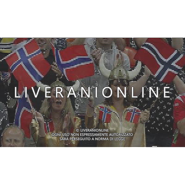 (120811) -- LONDON, Aug. 11, 2012 () -- Norwegian fans cheer for players during women\'s handball gold medal match between Norway and Montenegro, at London 2012 Olympic Games in London, Britain, on August 11, 2012. Norway won the match 26-23 and won gold medal. (/Shen Bohan) (zgp) ©PHOTOSHOT/Agenzia Aldo Liverani Sas - ITALY ONLY - GIOCHI OLIMPICI, OLIMPIADI LONDRA 2012