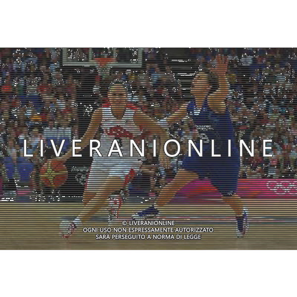 (120811) -- LONDON, Aug. 11, 2012 () -- Angel McCoughtry (L) of the United States controls the ball during the women\'s basketball gold medal match between the United States and France at London 2012 Olympic Games, London, Britain, Aug. 11, 2012. The United States won the gold medal of the event. (/Cheng Min) ©PHOTOSHOT/Agenzia Aldo Liverani Sas - ITALY ONLY - GIOCHI OLIMPICI, OLIMPIADI LONDRA 2012