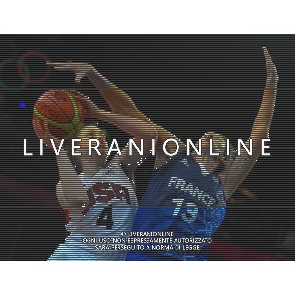 (120811) -- LONDON, Aug. 11, 2012 () -- Lindsay Whalen (L) of the United States is challenged during the women\'s basketball gold medal match between the United States and France at London 2012 Olympic Games, London, Britain, Aug. 11, 2012. The United States won the gold medal of the event. (/Cheng Min) ©PHOTOSHOT/Agenzia Aldo Liverani Sas - ITALY ONLY - GIOCHI OLIMPICI, OLIMPIADI LONDRA 2012