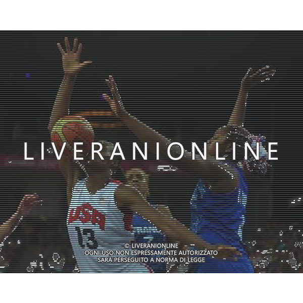 (120811) -- LONDON, Aug. 11, 2012 () -- Sylvia Fowles (L) of the United States is challenged during the women\'s basketball gold medal match between the United States and France at London 2012 Olympic Games, London, Britain, Aug. 11, 2012. The United States won the gold medal of the event. (/Cheng Min) ©PHOTOSHOT/Agenzia Aldo Liverani Sas - ITALY ONLY - GIOCHI OLIMPICI, OLIMPIADI LONDRA 2012