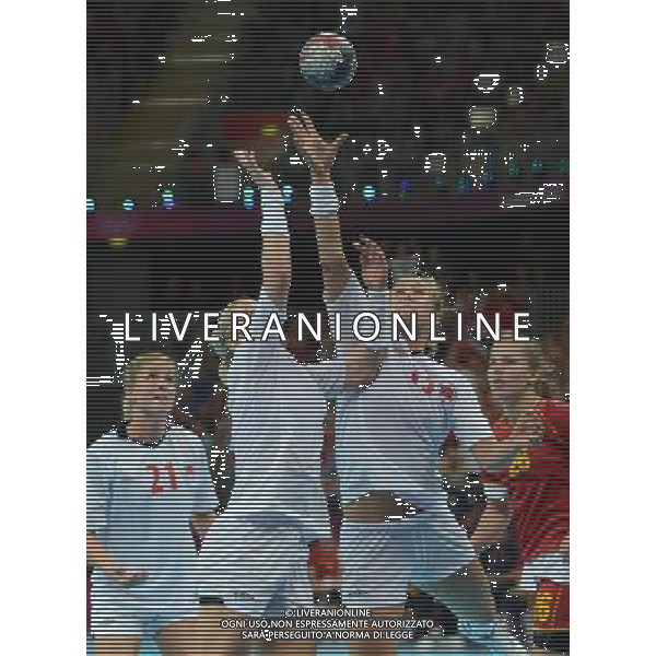 (120811) -- LONDON, Aug. 11, 2012 () -- Players of Norway vie for the ball during women\'s handball gold medal match between Norway and Montenegro, at London 2012 Olympic Games in London, Britain, on August 11, 2012. Norway won the match 26-23 and won gold medal. (/Wu Xiaoling) (zgp) ©PHOTOSHOT/Agenzia Aldo Liverani Sas - ITALY ONLY - GIOCHI OLIMPICI, OLIMPIADI LONDRA 2012