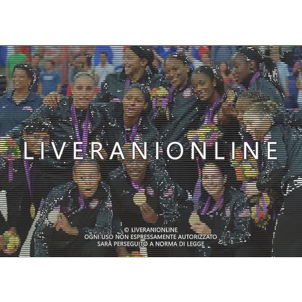 (120811) -- LONDON, Aug. 11, 2012 () -- Gold medalists players of the United States celebrate at the awarding ceremony of women\'s basketball at London 2012 Olympic Games, London, Britain, Aug. 11, 2012. (/Cheng Min) ©PHOTOSHOT/Agenzia Aldo Liverani Sas - ITALY ONLY - GIOCHI OLIMPICI, OLIMPIADI LONDRA 2012