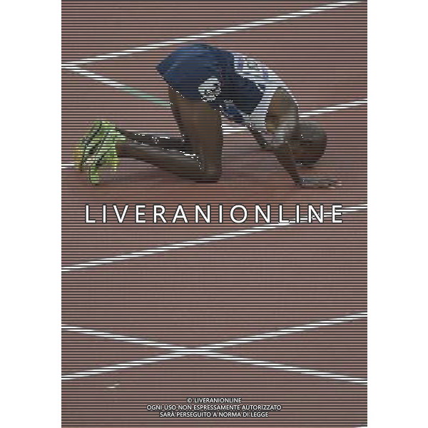 (120811) -- LONDON, Aug. 11, 2012 () -- Mohamed Farah of Britain kisses the track after men\'s 5000m final at London 2012 Olympic Games, London, Britain, Aug. 11, 2012. Mohamed Farah won gold medal with 13:41.66. (/Qi Heng)(zgp) ©PHOTOSHOT/Agenzia Aldo Liverani Sas - ITALY ONLY - GIOCHI OLIMPICI, OLIMPIADI LONDRA 2012