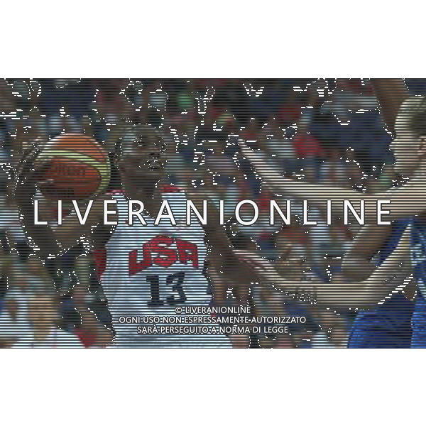 (120811) -- LONDON, Aug. 11, 2012 () --Sylvia Fowles of the United States (L) is challenged during the women\'s basketball gold medal match between the United States and France at London 2012 Olympic Games, London, Britain, Aug. 11, 2012. The United States won the gold medal of the event. (/Meng Yongmin) ©PHOTOSHOT/Agenzia Aldo Liverani Sas - ITALY ONLY - GIOCHI OLIMPICI, OLIMPIADI LONDRA 2012