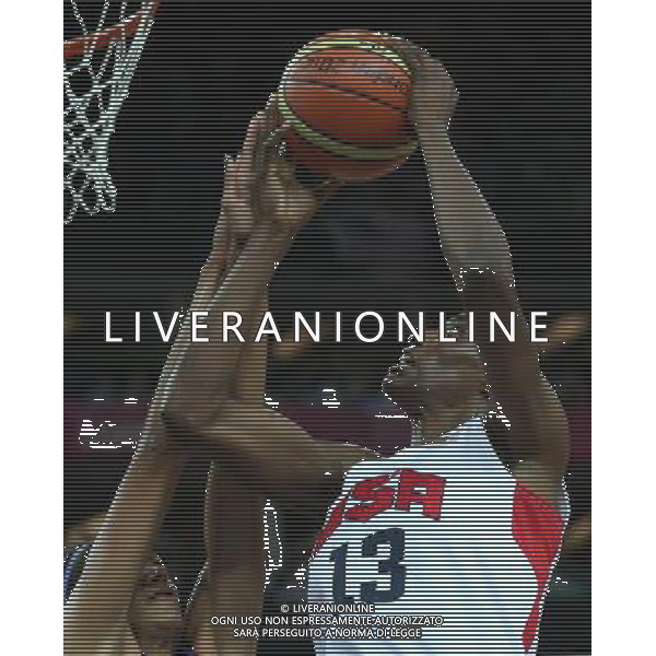 (120811) -- LONDON, Aug. 11, 2012 () --Sylvia Fowles of the United States is challenged during the women\'s basketball gold medal match between the United States and France at London 2012 Olympic Games, London, Britain, Aug. 11, 2012. The United States won the gold medal of the event. (/Meng Yongmin) ©PHOTOSHOT/Agenzia Aldo Liverani Sas - ITALY ONLY - GIOCHI OLIMPICI, OLIMPIADI LONDRA 2012