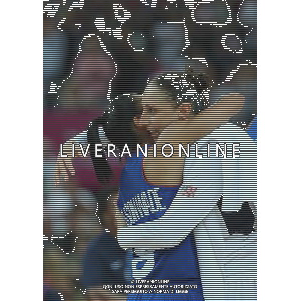 (120811) -- LONDON, Aug. 11, 2012 () -- Diana Taurasi (R) of the United States hugs Edwige Lawson-Wade of France after the women\'s basketball gold medal match between the United States and France at London 2012 Olympic Games, London, Britain, Aug. 11, 2012. The United States won the gold medal of the event. (/Meng Yongmin) ©PHOTOSHOT/Agenzia Aldo Liverani Sas - ITALY ONLY - GIOCHI OLIMPICI, OLIMPIADI LONDRA 2012