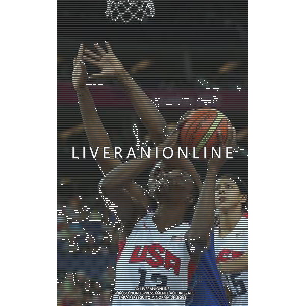 (120811) -- LONDON, Aug. 11, 2012 () --Sylvia Fowles of the United States is challenged during the women\'s basketball gold medal match between the United States and France at London 2012 Olympic Games, London, Britain, Aug. 11, 2012. The United States won the gold medal of the event. (/Meng Yongmin) ©PHOTOSHOT/Agenzia Aldo Liverani Sas - ITALY ONLY - GIOCHI OLIMPICI, OLIMPIADI LONDRA 2012