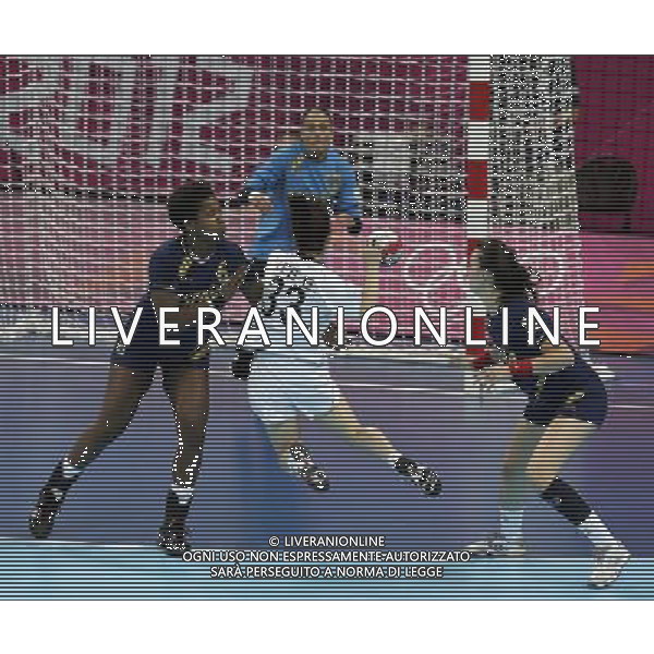 (120811) -- LONDON, Aug. 11, 2012 () -- Nely Alberto Francisca of Spain (1st L) blocks Lee Eun Bi of South Korea during the bronze medal match of women\'s Handball between South Korea and Spain at London 2012 Olympic Games, London, Britain, Aug. 11, 2012. Spain won the match and claimed the bronze medal of the event. (/Shen Bohan) ©PHOTOSHOT/Agenzia Aldo Liverani Sas - ITALY ONLY - GIOCHI OLIMPICI, OLIMPIADI LONDRA 2012