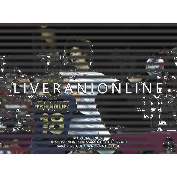 (120811) -- LONDON, Aug. 11, 2012 () -- Ryu Eun Hee (R) of South Korea attacks during the bronze medal match of women\'s Handball between South Korea and Spain at London 2012 Olympic Games, London, Britain, Aug. 11, 2012. Spain won the match and claimed the bronze medal of the event. (/Shen Bohan) ©PHOTOSHOT/Agenzia Aldo Liverani Sas - ITALY ONLY - GIOCHI OLIMPICI, OLIMPIADI LONDRA 2012