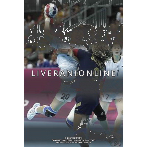 (120811) -- LONDON, Aug. 11, 2012 () -- Jung Jihae (L) of South Korea attacks during the bronze medal match of women\'s Handball between South Korea and Spain at London 2012 Olympic Games, London, Britain, Aug. 11, 2012. Spain won the match and claimed the bronze medal of the event. (/Shen Bohan) ©PHOTOSHOT/Agenzia Aldo Liverani Sas - ITALY ONLY - GIOCHI OLIMPICI, OLIMPIADI LONDRA 2012