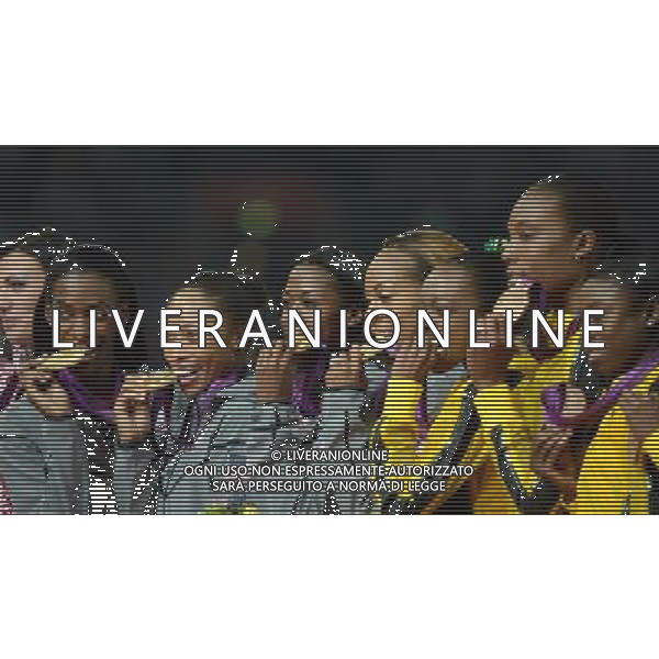(120811) -- LONDON, Aug. 11, 2012 () -- Gold medalists of USA and bronze medalists of Jamaica pose at awarding ceremony of women\'s 4x400m relay at London 2012 Olympic Games, London, Britain, Aug. 11, 2012. (/Wang Jianhua)(zgp) ©PHOTOSHOT/Agenzia Aldo Liverani Sas - ITALY ONLY - GIOCHI OLIMPICI, OLIMPIADI LONDRA 2012