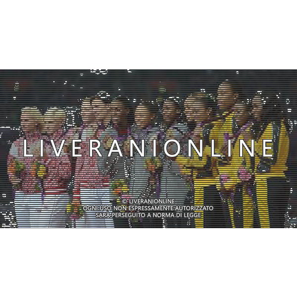 (120811) -- LONDON, Aug. 11, 2012 () -- Gold medalists of USA, silver medalists of Russia, and bronze medalists of Jamaica pose at awarding ceremony of women\'s 4x400m relay at London 2012 Olympic Games, London, Britain, Aug. 11, 2012. (/Wang Jianhua)(zgp) ©PHOTOSHOT/Agenzia Aldo Liverani Sas - ITALY ONLY - GIOCHI OLIMPICI, OLIMPIADI LONDRA 2012