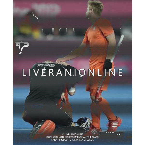 (120811) -- LONDON, Aug. 11, 2012 () -- Players of the Netherlands comfort each other after losing the gold medal match of men\'s Hockey between the Netherlands and Germany at London 2012 Olympic Games, London, Britain, Aug. 11, 2012. Germany won the match 2-1 and claimed the gold medal. (/Wang Yuguo) ©PHOTOSHOT/Agenzia Aldo Liverani Sas - ITALY ONLY - GIOCHI OLIMPICI, OLIMPIADI LONDRA 2012