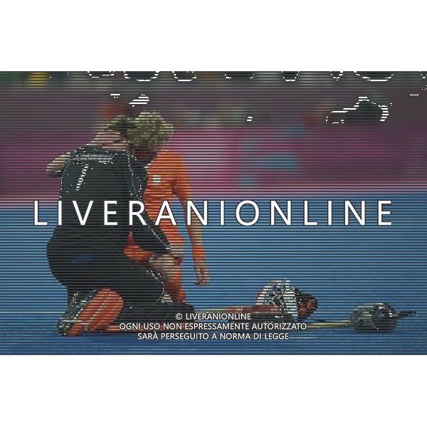 (120811) -- LONDON, Aug. 11, 2012 () -- Players of the Netherlands comfort each other after losing the gold medal match of men\'s Hockey between the Netherlands and Germany at London 2012 Olympic Games, London, Britain, Aug. 11, 2012. Germany won the match 2-1 and claimed the gold medal. (/Wang Yuguo) ©PHOTOSHOT/Agenzia Aldo Liverani Sas - ITALY ONLY - GIOCHI OLIMPICI, OLIMPIADI LONDRA 2012