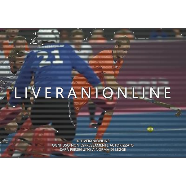 (120811) -- LONDON, Aug. 11, 2012 () -- Billy Bakker of the Netherlands (R) breaks through during the gold medal match of men\'s Hockey between the Netherlands and Germany at London 2012 Olympic Games, London, Britain, Aug. 11, 2012. Germany won the match 2-1 and claimed the gold medal. (/Wang Yuguo) ©PHOTOSHOT/Agenzia Aldo Liverani Sas - ITALY ONLY - GIOCHI OLIMPICI, OLIMPIADI LONDRA 2012
