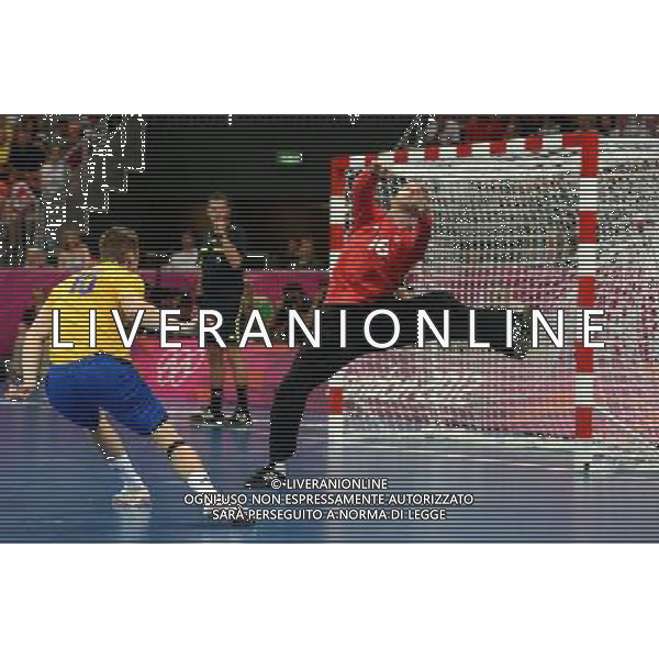 (120812) -- LONDON, Aug. 12, 2012 () -- Niclas Ekberg (L) of Sweden shoots during the gold medal match of men\'s handball at London 2012 Olympic Games, London, Britain, Aug. 12, 2012. France won the match and claimed the gold medal of the event. (/Wang Qingqin) ©photoshot/Agenzia Aldo Liverani Sas - ITALY ONLY - GIOCHI OLIMPICI, OLIMPIADI LONDRA 2012